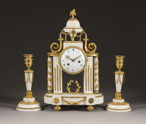 Auktion 146<br>LOUIS XVI. PORTALPENDULE MIT ZWEI LEUCHTERN