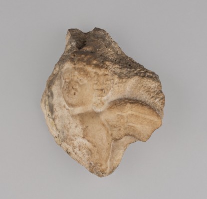 Auktion 146<br>ANTIKES SARKOPHAG-FRAGMENT MIT GEFLÜGELTER FIGUR
