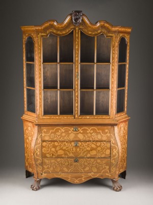 Auction 146<br>BAROCKER VITRINENSCHRANK