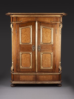 Auction 146<br>VERTIKO-SCHRANK MIT WÜRFELMARKETERIE