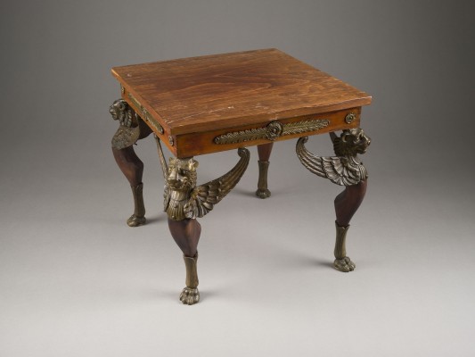 Auction 146<br>KLEINER EMPIRE BEISTELLTISCH MIT GEFLÜGELTEN LÖWENBEINEN