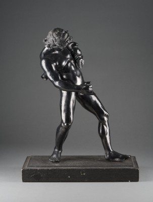 Auction 146<br>BETRUNKENER SATYR MIT WEINSCHLAUCH (NACH ANTIKEM ORIGINAL)