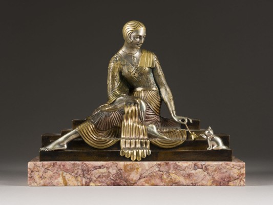 Auktion 146<br>ART DÉCO SITZENDE FRAU MIT KATZE SPIELEND