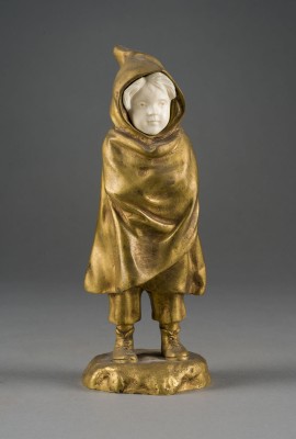 Auction 146<br>FRIERENDES KIND IM MANTEL*