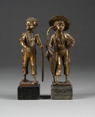 Auction 146<br>ZWEI KLEINE BRONZEFIGUREN: JUNGE MIT SCHIRM UND JUNGE MIT SPAZIERSTOCK