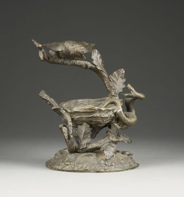 Auction 146<br>VOGEL BESCHÜTZT SEIN NEST VOR EINER SCHLANGE