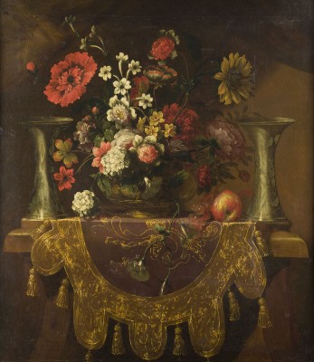Auktion 146<br>STILLLEBEN MIT BLUMEN, EINEM VASENPAAR, APFEL, AUF EINEM TISCH MIT BROCART-BESTICKTER DECKE
