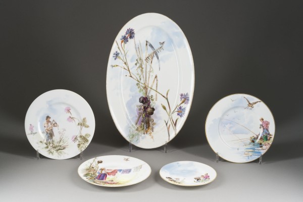 Auction 147<br>SAMMLUNG VON FÜNF TELLERN MIT BÄUERLICHEN SZENEN