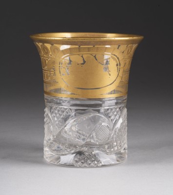 Auction 147<br>BECHER MIT LÄNDLICHER ARCHITEKTURANSICHT