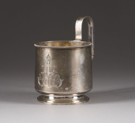 Auktion 147<br>TEEGLASHALTER MIT MONOGRAMM 'AE'