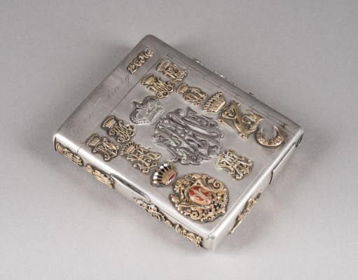 Auction 147<br>MASSIVES ZIGARETTENETUI MIT MONOGRAMMEN, FAMILIENWAPPEN UND SOUVENIRS