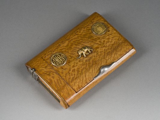 Auktion 147<br>ZIGARETTENETUI MIT MONOGRAMM UND FAMILIENWAPPEN