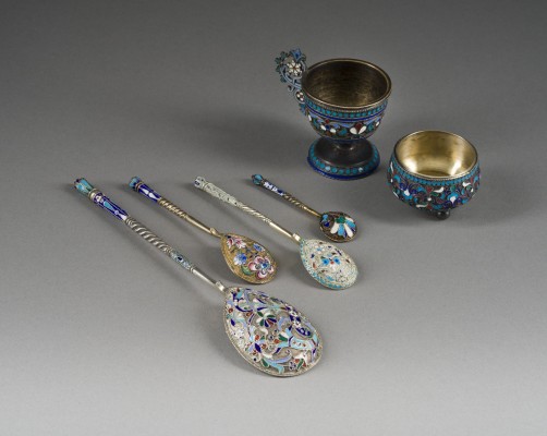 Picture CLOISONNÉ-EMAIL-HENKELBECHER, SALIÈRE UND VIER LÖFFEL