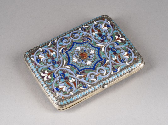 Auction 147<br>CLOISONNÉ-EMAIL-ZIGARETTENETUI MIT PERL-MEDAILLON