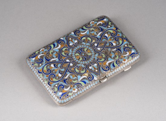Auction 147<br>CLOISONNÉ-EMAIL-ZIGARETTENETUI MIT RANKENWERK