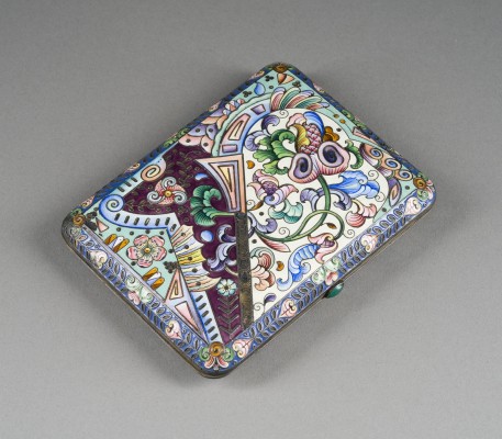 Auction 147<br>SEHR FEINES CLOISONNÉ-EMAIL-ZIGARETTENETUI MIT FLORALDEKOR