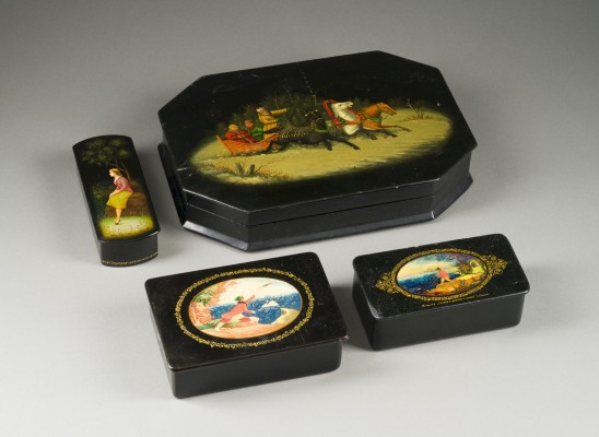 Auction 147<br>SAMMLUNG VON VIER LACKDOSEN MIT TROIKA, DARSTELLUNG EINER FRAU SOWIE MÄRCHENSZENEN