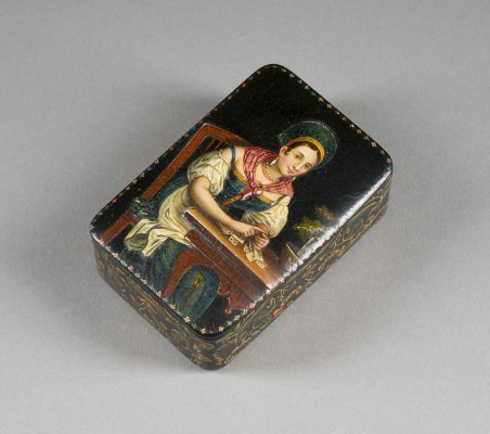 Auction 147<br>SEHR FEINE LACKDOSE 'RUSSISCHE JUNGFRAU'