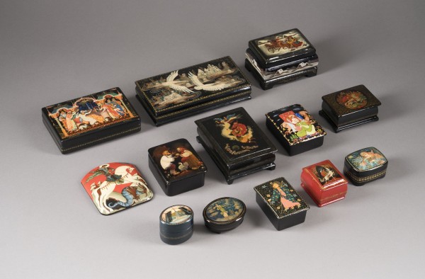 Auktion 147<br>SAMMLUNG VON ZWÖLF LACKDOSEN SOWIE EINEM LACKBILD MIT HEILIGEM GEORG, DEM DRACHENTÖTER