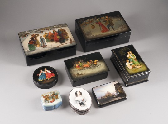 Auction 147<br>SAMMLUNG VON ACHT LACKDOSEN MIT BAUERNSZENEN, EINEM PORTRAIT SOWIE ANSICHT VON VENEDIG