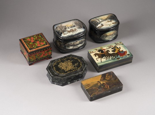 Auktion 147<br>SAMMLUNG VON SECHS LACKDOSEN MIT LANDSCHAFTEN SOWIE FLORALEM DEKOR