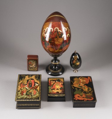 Auction 147<br>SAMMLUNG VON SECHS LACKDOSEN UND -EIERN SOWIE EINER MATRJOSCHKA