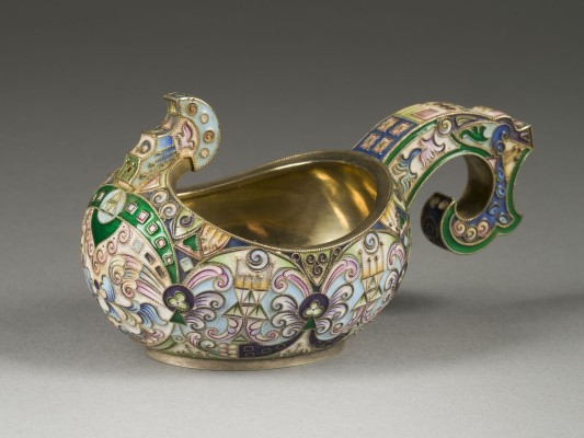 Auction 147<br>CLOISONNÉ-EMAIL-KOWSCH MIT VOLUTENHENKEL