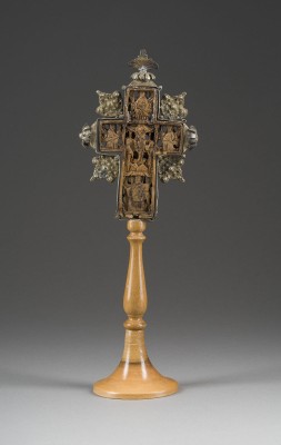 Auktion 147<br>STANDKREUZ MIT DER TAUFE UND KREUZIGUNG CHRISTI