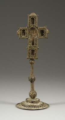Auktion 147<br>FEINES KREUZ MIT DER TAUFE UND KREUZIGUNG CHRISTI