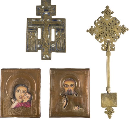 Auktion 147<br>VIERTEILIGE SAMMLUNG: KOPTISCHES HANDKREUZ, HAUSKREUZ UND ZWEI IKONEN MIT OKLAD