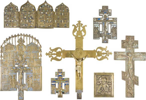 Auktion 147<br>SAMMLUNG VON SIEBEN BRONZE-IKONEN: KRUZIFIXE, CHRISTUS PANTOKRATOR SOWIE EIN TETRAPTYCHON MIT FESTTAGEN