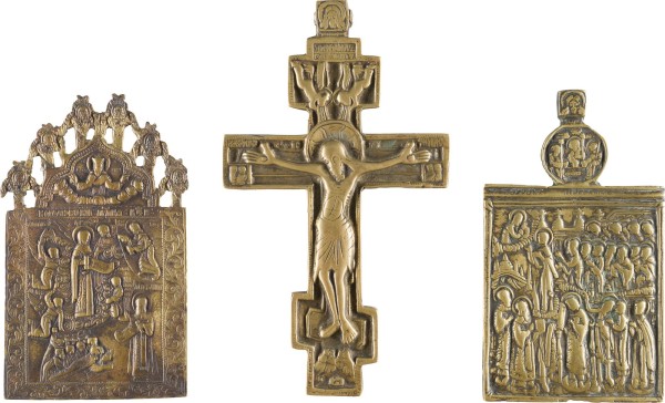 Bild SAMMLUNG VON DREI BRONZE-IKONEN: SELTENE IKONE MIT DER GOTTESMUTTER 'BOGOLUBSKAJA', SCHLEIERWUNDER (POKROW) SOWIE EIN KRUZIFIX