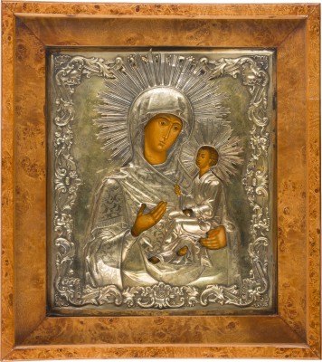 Auction 147<br>GROSSE IKONE MIT DER GOTTESMUTTER VON TICHWIN (TICHWINSKAJA) MIT VERMEIL-OKLAD IM KIOT