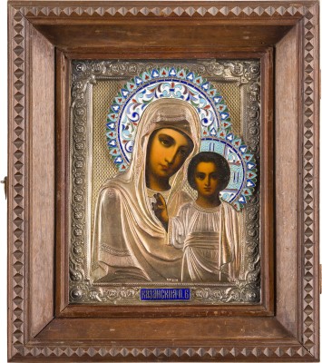 Auktion 147<br>KLEINE IKONE MIT DER GOTTESMUTTER VON KASAN (KASANSKAJA) MIT CLOISONNÉ-EMAIL-OKLAD IM KIOT