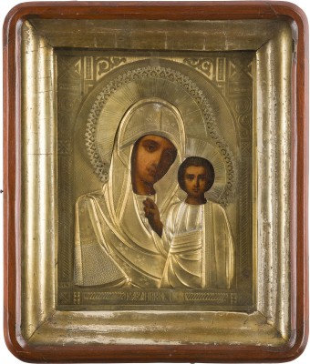 Auction 147<br>IKONE MIT DER GOTTESMUTTER VON KASAN (KASANSKAJA) MIT OKLAD IM KIOT