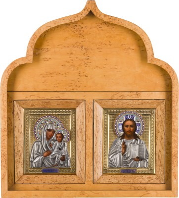 Auktion 147<br>SEHR FEINES PAAR HOCHZEITS-IKONEN MIT DER GOTTESMUTTER IWERSKAJA UND CHRISTUS PANTOKRATOR MIT CLOISONNÉ-EMAIL-OKLAD IM KIOT