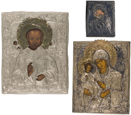 Auktion 147<br>DREI IKONEN MIT OKLAD: GNADENBILDER DER GOTTESMUTTER UND HEILIGER NIKOLAUS VON MYRA