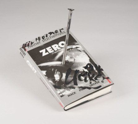 Auktion 149<br>BENAGELTES BUCH 'HEINER STACHELHAUS - ZERO. HEINZ MACK OTTO PIENE GÜNTHER UECKER' (1994)