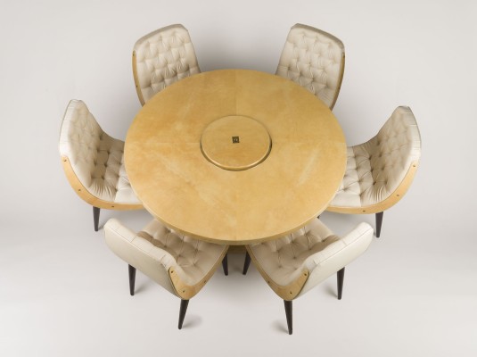 Auction 149<br>ESSTISCH UND SECHS STÜHLE