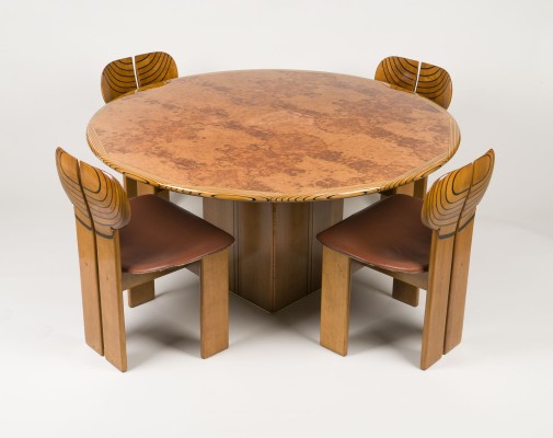 Auction 149<br>VIER STÜHLE 'AFRICA' UND ESSTISCH 'ARTONA'