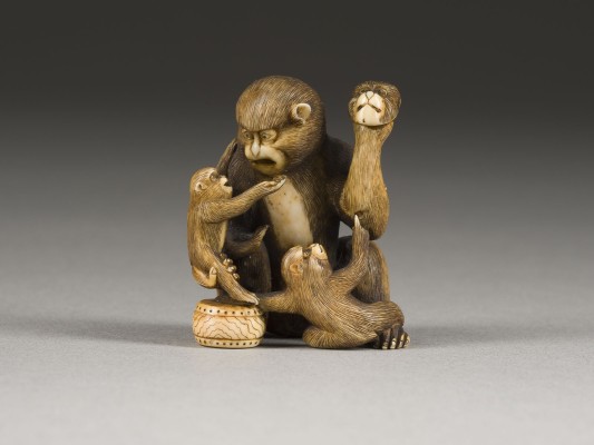 Picture EIN FEINES GESCHNITZTES NETSUKE MIT EINER GRUPPE VON AFFEN AUS ELFENBEIN