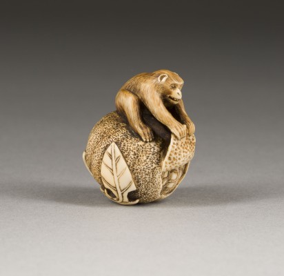 Auktion 148<br>EIN FEINES GESCHNITZTES NETSUKE MIT EINEM AFFEN UND EINER MANDARINE AUS ELFENBEIN