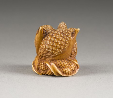 Auction 148<br>EIN FEIN GESCHNITZTES NETSUKE MIT DREI WACHTELN AUF HIRSE AUS WALROßZAHN