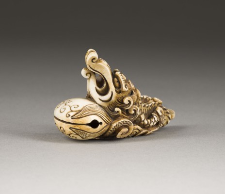 Auktion 148<br>EIN GESCHNITZTES NETSUKE EINES KIRIN MIT EINEM MUKUGYO AUS ELFENBEIN