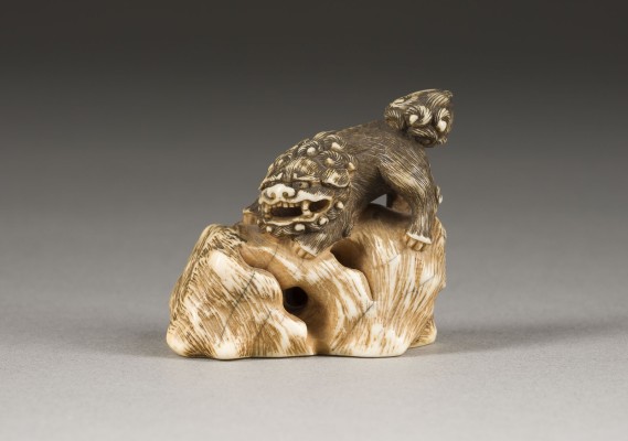Auktion 148<br>EIN FEINES GESCHNITZTES NETSUKE EINES SHISHI AUS ELFENBEIN