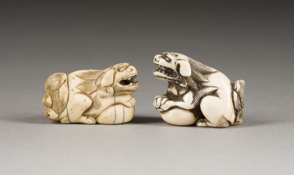 Picture ZWEI GESCHNITZTE NETSUKE VON SHISHI AUS ELFENBEIN