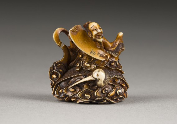 Bild EIN FEINES GESCHNITZTES NETSUKE EINES WEISEN AUS ELFENBEIN