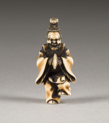 Auktion 148<br>EIN GESCHNITZTES NETSUKE EINES TÄNZERS AUS ELFENBEIN
