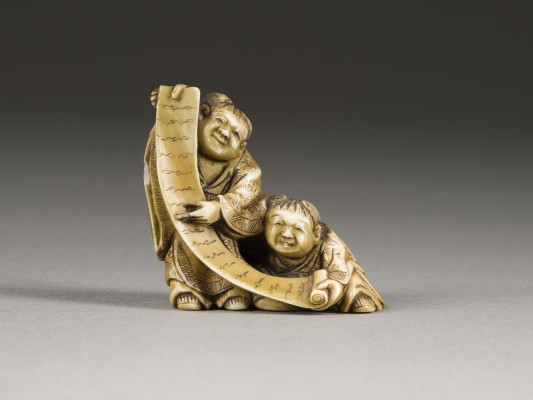 Auktion 148<br>EIN GESCHNITZTES NETSUKE MIT ZWEI JUNGEN AUS ELFENBEIN