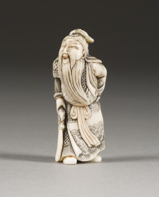 Auktion 148<br>EIN FEINES GESCHNITZTES NETSUKE EINES KAN'U AUS ELFENBEIN